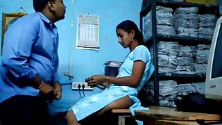 Boss ne naukrani ko patakar office me chudai ki