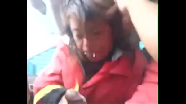 Periodiquera dando mamada y recibiendo leche en la boca.